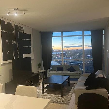 Cozy Fort York Condo โตรอนโต ภายนอก รูปภาพ