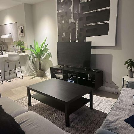 Cozy Fort York Condo โตรอนโต ภายนอก รูปภาพ