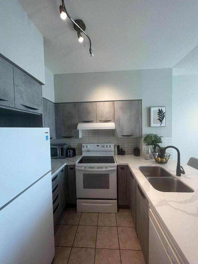 Cozy Fort York Condo โตรอนโต ภายนอก รูปภาพ