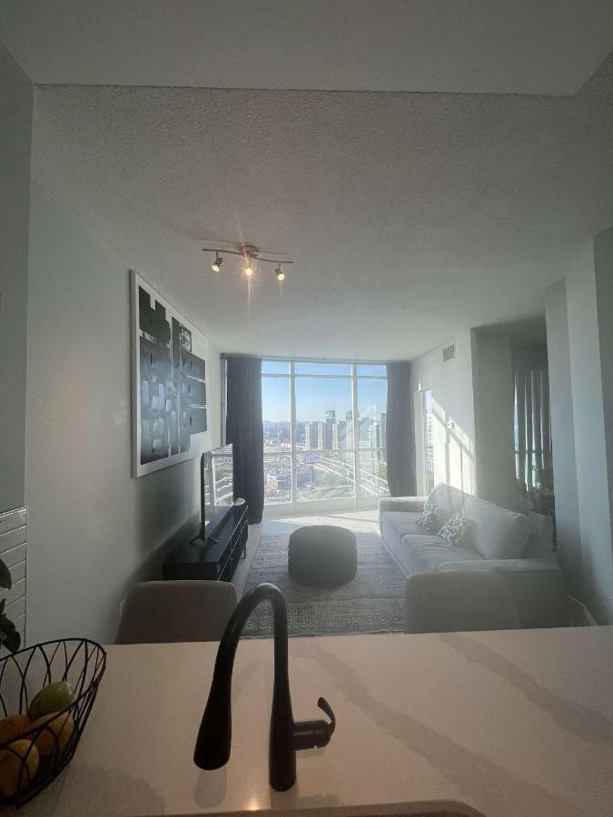 Cozy Fort York Condo โตรอนโต ภายนอก รูปภาพ