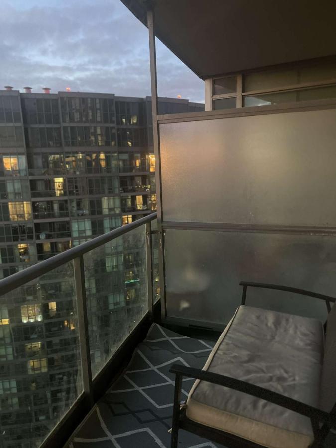 Cozy Fort York Condo โตรอนโต ภายนอก รูปภาพ